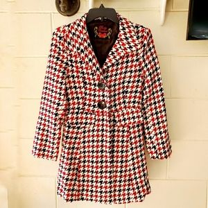 Houndstooth patterned tweed coat.